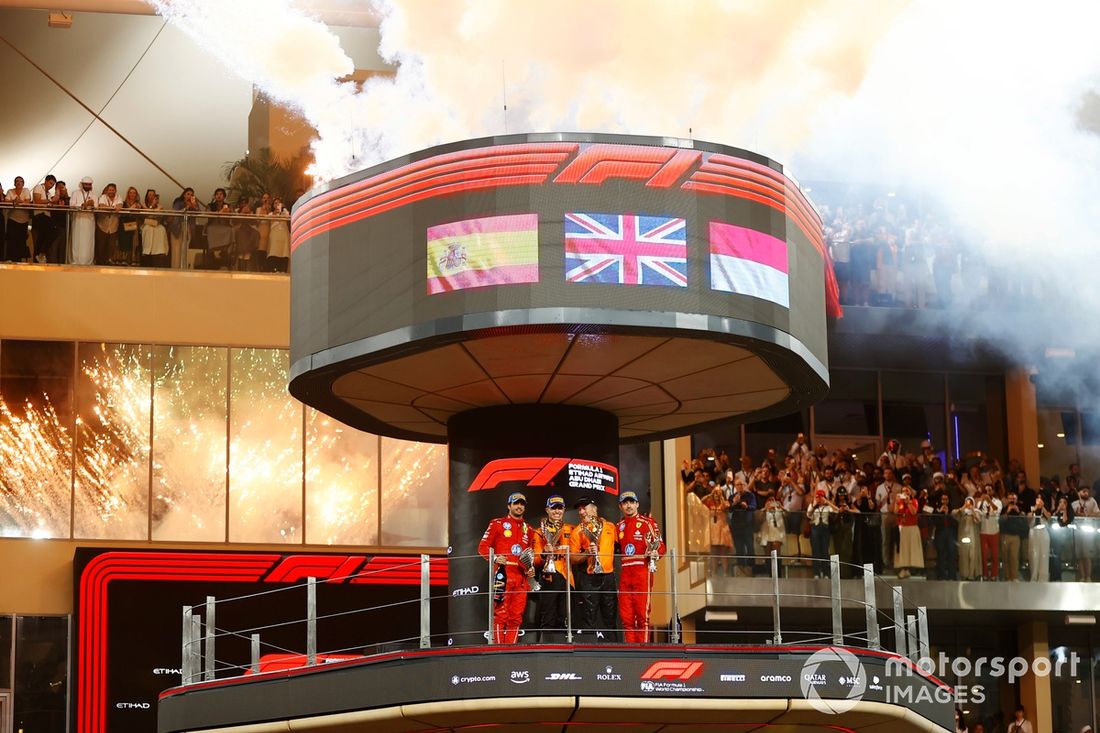 Carlos Sainz, Scuderia Ferrari, 2. miejsce, Lando Norris, McLaren F1 Team, 1. miejsce, Zak Brown, CEO, McLaren Racing, Charles Leclerc, Scuderia Ferrari, 3. miejsce, na podium