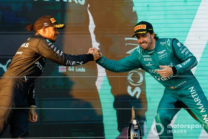 Lewis Hamilton, Mercedes-AMG, 2ª posición, Fernando Alonso, Aston Martin F1 Team, 3ª posición, se saludan en el podio