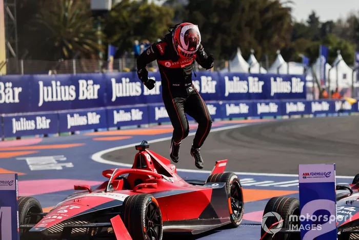 Jake Dennis, Andretti Autosport, 1ª posición, celebra al final de la carrera