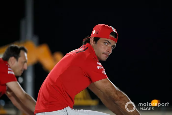 Carlos Sainz Jr., Ferrari recorre la pista en bicicleta