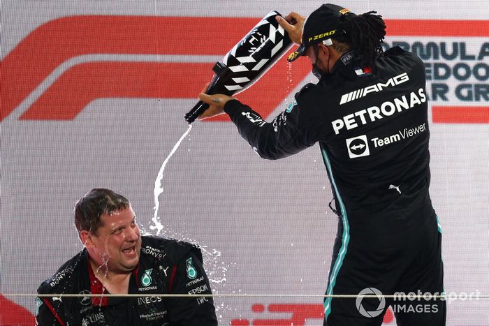 Lewis Hamilton, Mercedes, ganador del GP de Qatar, lo celebra con el delegado de Mercedes