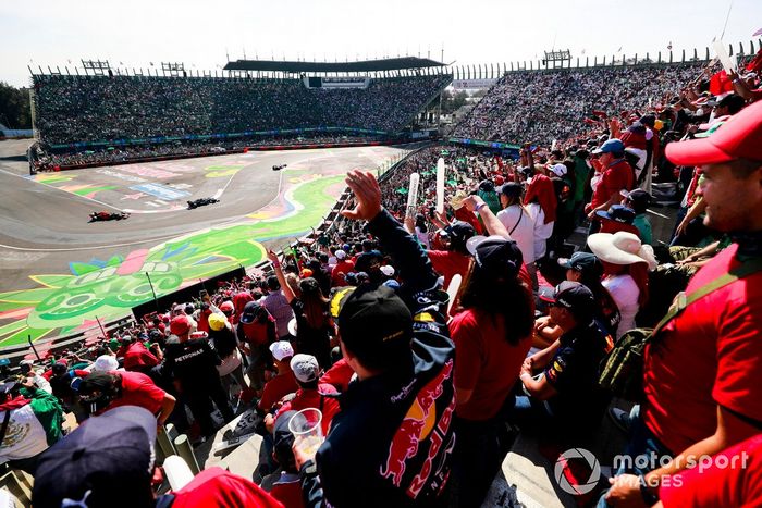 Fans aclaman a Lewis Hamilton, Mercedes W12, Sergio Pérez, Red Bull Racing RB16B