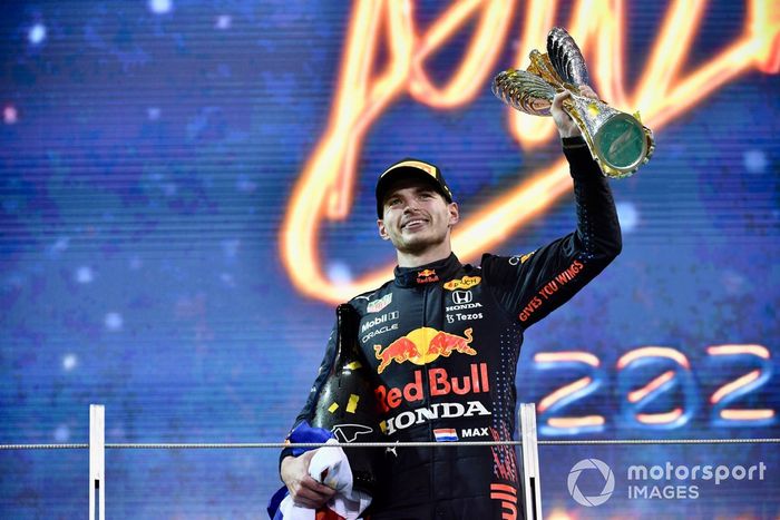 Podio: ganador y campeón Max Verstappen, Red Bull Racing,