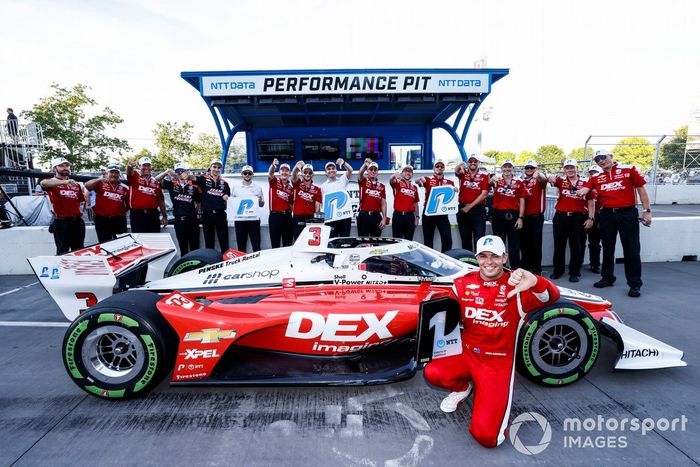 El ganador del premio NTT P1, Scott McLaughlin, del equipo Penske Chevrolet, celebra su pole position con el equipo.  El equipo le hace el saludo antípoda, el pulgar hacia arriba australiano.