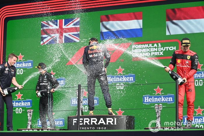 Podio: segundo lugar George Russell, Mercedes-AMG, ganador Max Verstappen, Red Bull Racing, tercer lugar Charles Leclerc, Ferrari