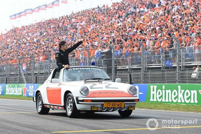 Esteban Ocon, Alpine F1 Team, en el desfile de pilotos