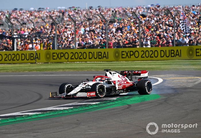 Kimi Raikkonen, Alfa Romeo Racing C41, hace un trompo después de hacer contacto con Sergio Pérez, Red Bull Racing RB16B