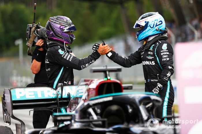 Lewis Hamilton, Mercedes, 2ª posición, y Valtteri Bottas, Mercedes, 3ª posición, se felicitan mutuamente en el Parc Ferme