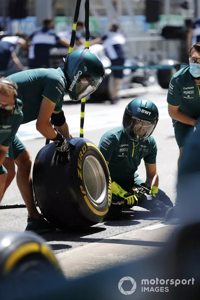 El equipo Aston Martin practica una parada en pits