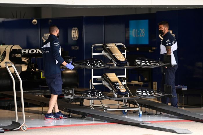 Capa delantera y detalle de las alas de AlphaTauri AT02