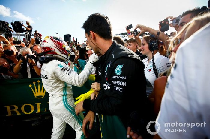 Ganador de la carrera  Lewis Hamilton, Mercedes AMG F1 celebra en Parc Ferme