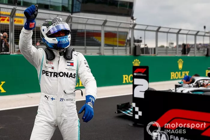 Ganador de la pole Valtteri Bottas, Mercedes AMG F1 celebra en Parc Ferme 