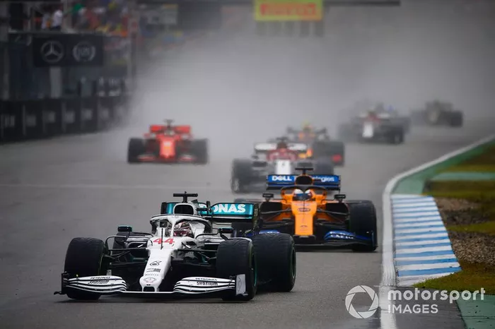 Lewis Hamilton, Mercedes AMG F1 W10, Carlos Sainz Jr., McLaren MCL34