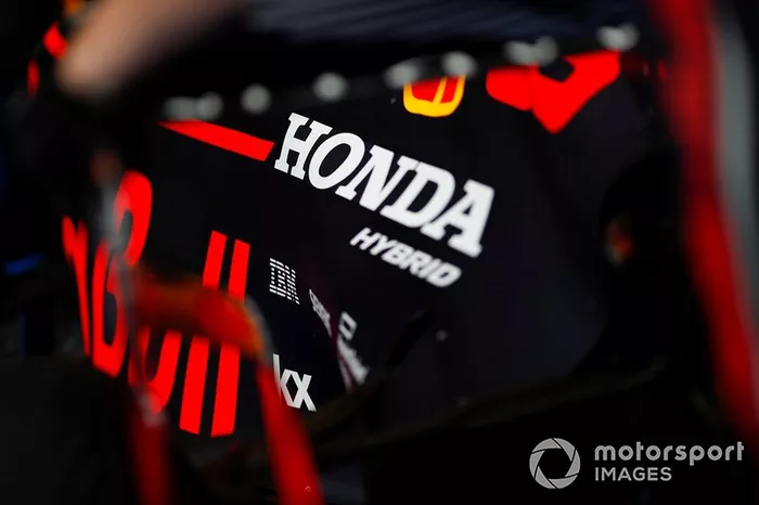 Il logo Honda sul cofano motore di una Red Bull