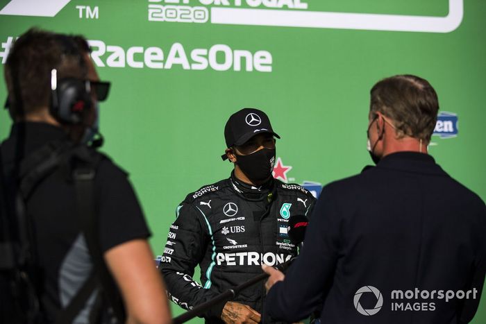 David Coulthard y el ganador de la pole position Lewis Hamilton, Mercedes-AMG F1