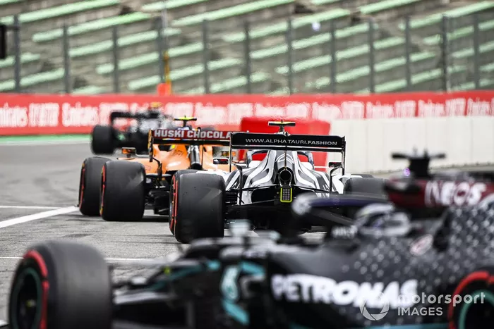 Lando Norris, McLaren MCL35, Pierre Gasly, AlphaTauri AT01, Lewis Hamilton, Mercedes F1 W11