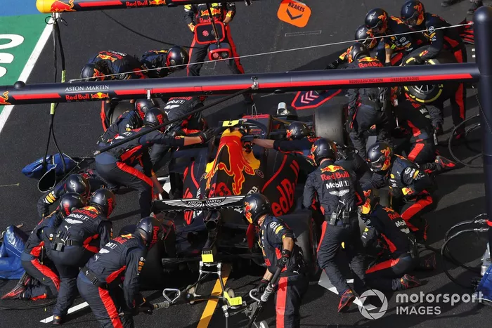 Alex Albon, Red Bull Racing RB16, en pits