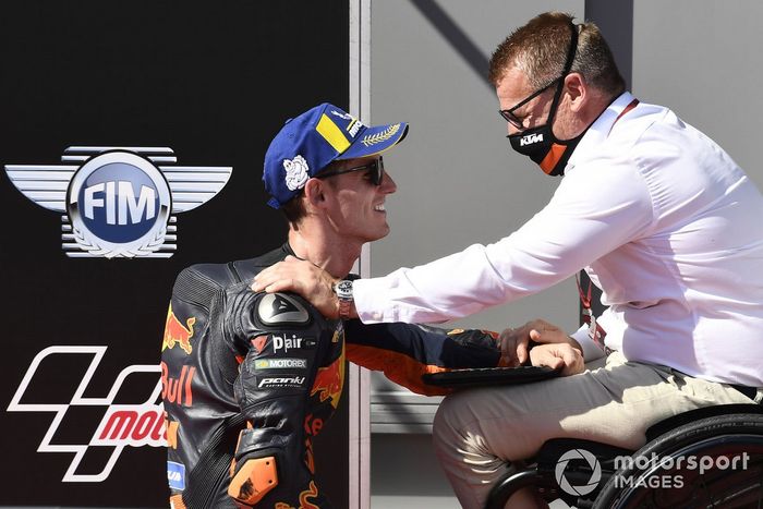 Ganador de la pole Pol Espargaró, Red Bull KTM Factory Racing, Pit Beirer