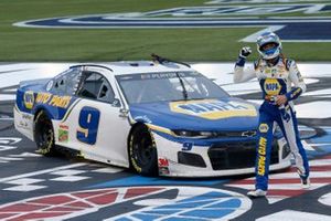 Race winner Chase Elliott, Hendrick Motorsports, Chevrolet Camaro NAPA Auto Parts