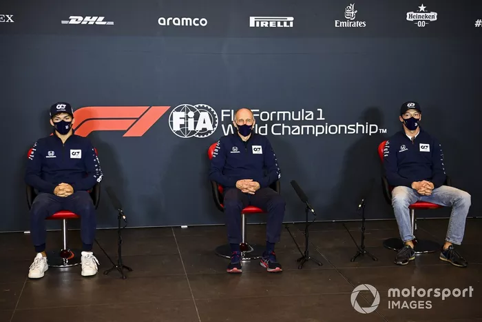 Pierre Gasly, AlphaTauri, Franz Tost, Director del Equipo de AlphaTauri, y Daniil Kvyat, AlphaTauri, en la conferencia de prensa