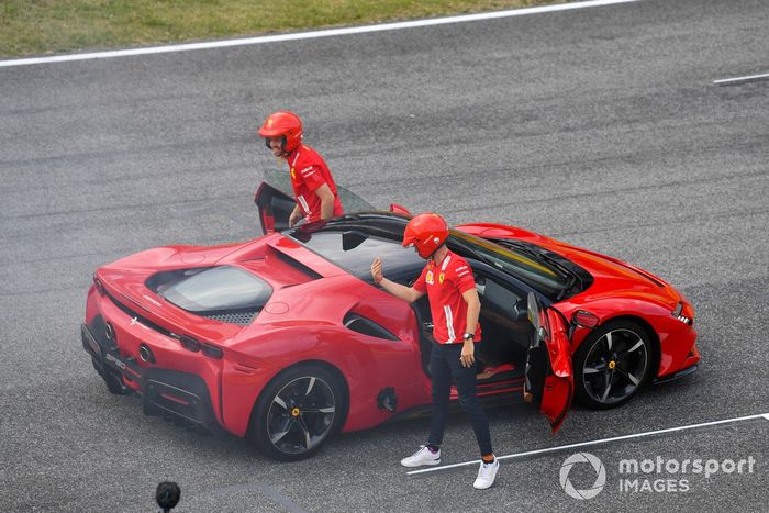 Sebastian Vettel, Ferrari, conduce el SF90 Stradale