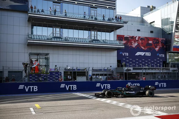 El ganador de la carrera Valtteri Bottas, Mercedes-AMG F1 cruza la línea de meta