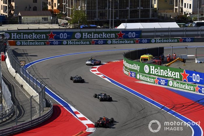 El Safety Car delante de Lewis Hamilton, Mercedes F1 W11, Valtteri Bottas, Mercedes F1 W11, Max Verstappen, Red Bull Racing RB16