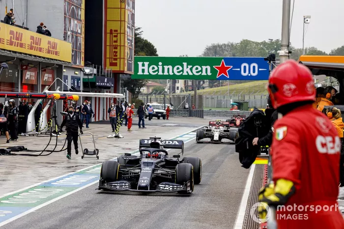 Yuki Tsunoda, AlphaTauri AT02, Antonio Giovinazzi, Alfa Romeo Racing C41, en pit lane