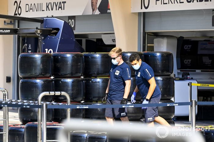 Mecánicos de AlphaTauri con neumáticos Pirelli