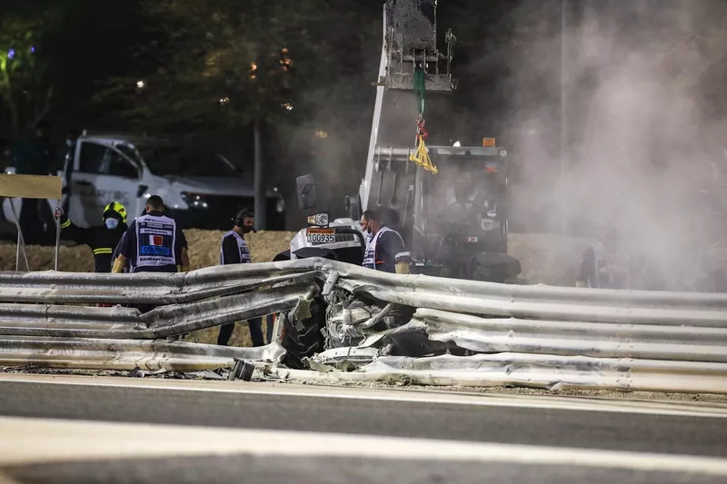 El agujero del impacto en la barrera de Armco donde el Haas VF-20 de Romain Grosjean lo golpeó
