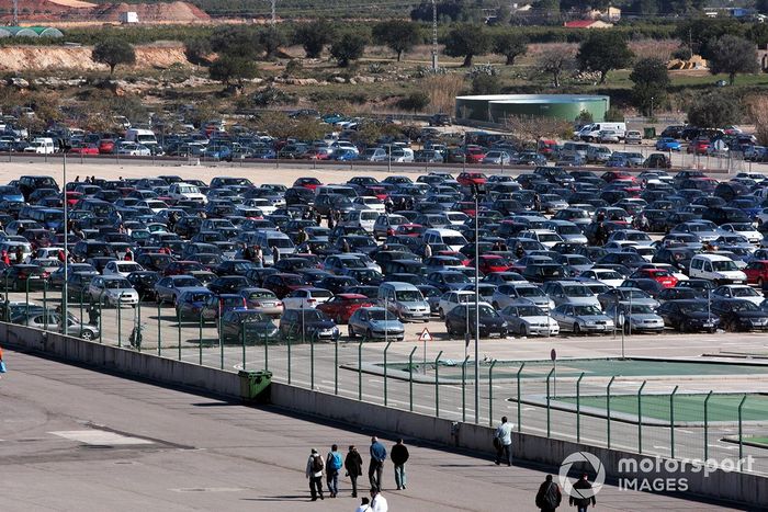Grandes multitudes para ver el primer test de Fernando Alonso con Ferrari en Valencia