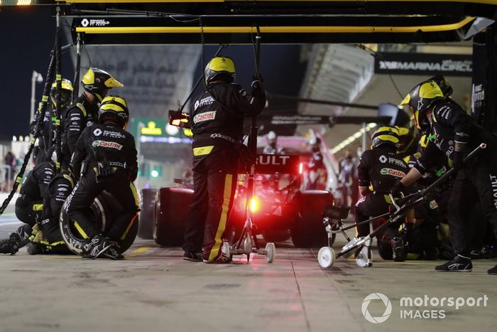 Daniel Ricciardo, Renault F1 Team R.S.20, en pits