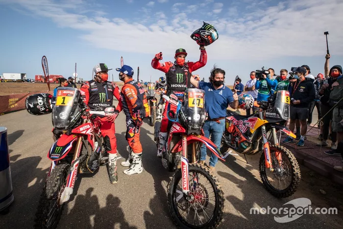 Ganador #47 Monster Energy Honda Team: Kevin Benavides con David Castera, Director del Rally Dakar 