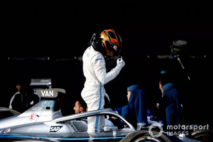 Stoffel Vandoorne, Mercedes Benz EQ, esce dalla sua monoposto, sul podio