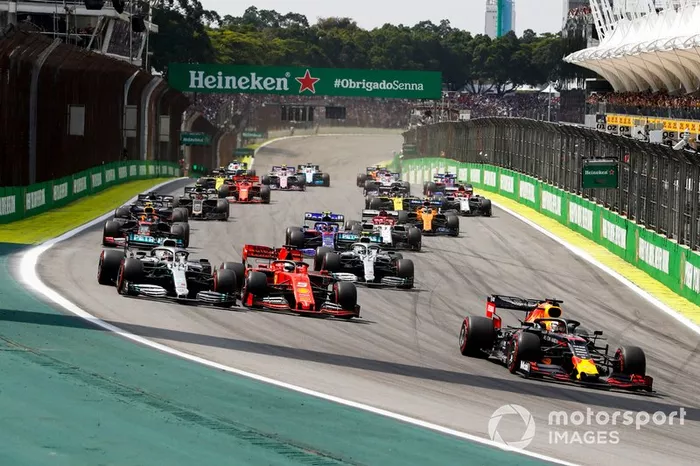 Ya desde la salida empezaron a pasar cosas. Hamilton superó a Vettel por fuera para colocarse 2º