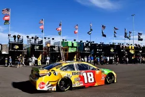 Kyle Busch, Joe Gibbs Racing, Toyota Camry M&M's