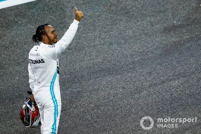 Ganador de la poe Lewis Hamilton, Mercedes AMG F1, celebra