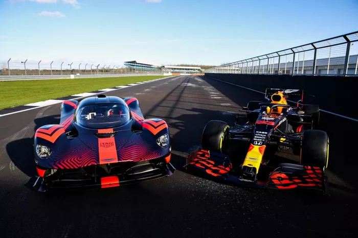 Max Verstappen y Alexander Albon, pilotos de Red Bull Racing, disfrutan del Red Bull Racing Aston Martin Valkyrie
