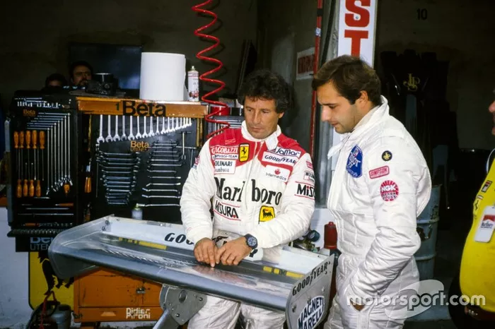 Mario Andretti en su regreso a Ferrari en 1982 con su mono Simpson. Le acompaña Elio de Angelis. 

