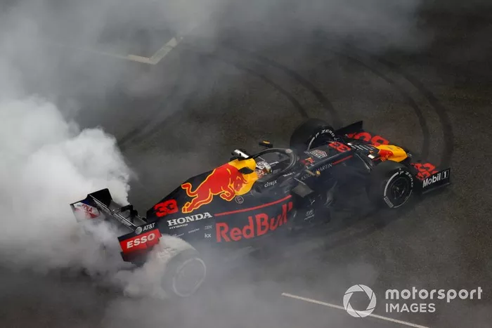 Max Verstappen, Red Bull Racing RB15, secondo classificato, festeggia sgommando sulla griglia dopo la gara
