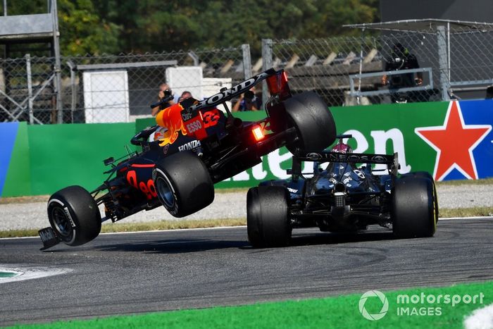 Accidente de Max Verstappen, Red Bull Racing RB16B, y Lewis Hamilton, Mercedes W12