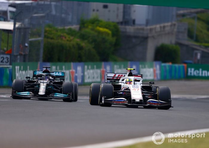 Mick Schumacher, Haas VF-21, Lewis Hamilton, Mercedes W12