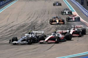 Yuki Tsunoda, AlphaTauri AT03, lucha con Mick Schumacher, Haas VF-22, Kevin Magnussen, Haas VF-22