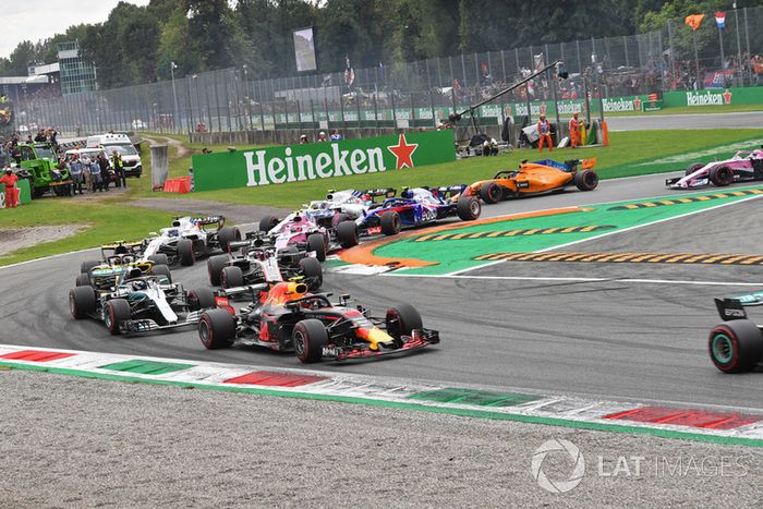 Max Verstappen, Red Bull Racing RB14, Valtteri Bottas, Mercedes AMG F1 W09 y Romain Grosjean, Haas F1 Team VF-18 al comienzo de la carrera