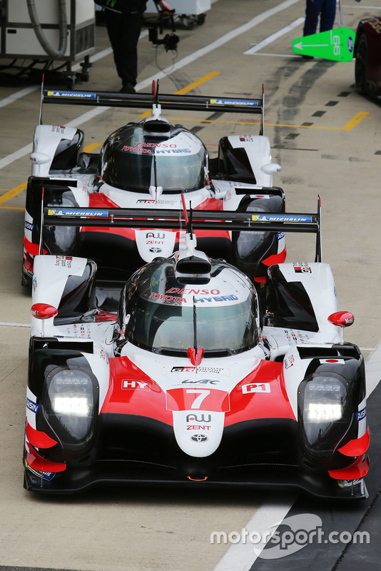 #7 Toyota Gazoo Racing Toyota TS050: Mike Conway, Kamui Kobayashi, Jose Maria Lopez, #8 Toyota Gazoo Racing Toyota TS050: Sebastien Buemi, Kazuki Nakajima, Fernando Alonso, en el pitlane
