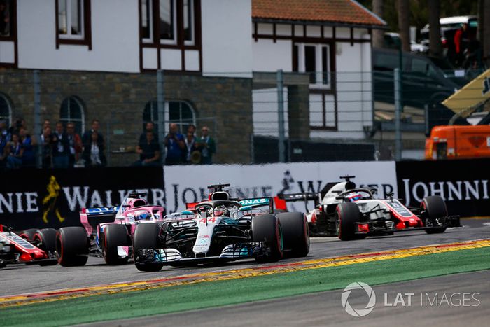Lewis Hamilton, Mercedes AMG F1 W09, ; Sebastian Vettel, Ferrari SF71H, Sergio Perez, Racing Point Force India VJM11, Esteban Ocon, Racing Point Force India VJM1, and Romain Grosjean, Haas F1 Team VF-18, en la salida