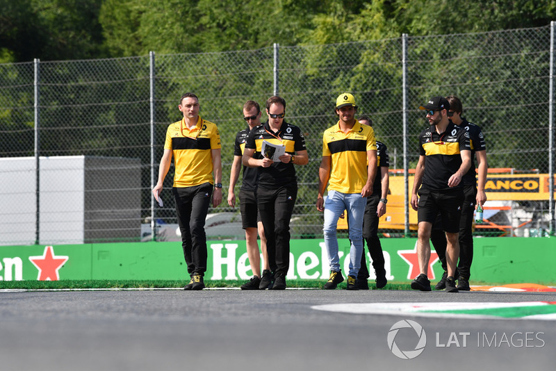 Carlos Sainz Jr., Renault Sport F1 Team ispeziona il circuito