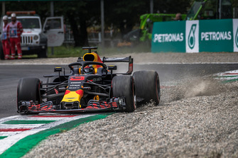 Daniel Ricciardo, Red Bull Racing RB14 kicks up the gravel