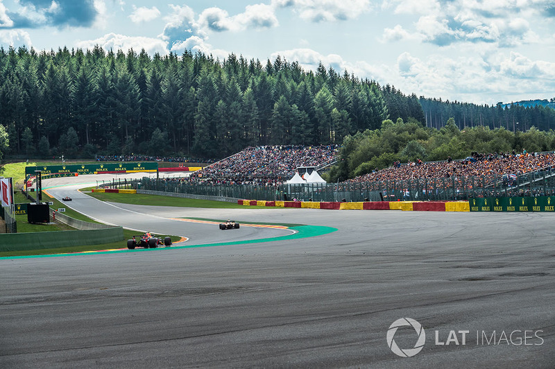 Max Verstappen, Red Bull Racing RB14 y Stoffel Vandoorne, McLaren MCL33