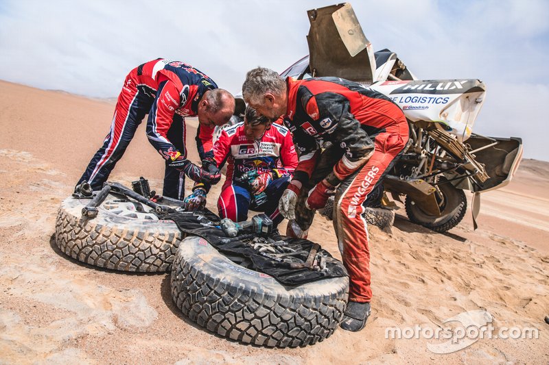 #302 Жінель де Вільєр допомагає #309 Бернхарду тен Брінке, Toyota Gazoo Racing